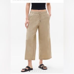 Athleta Midday Mid Rise Crop Poplin Pant